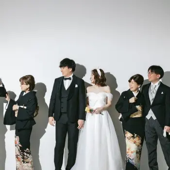 【家族撮影+家族用アルバムプレゼント】洋装or和装スタジオファミリー撮影プラン(衣装ランクアップ料金無料/データ100カット)